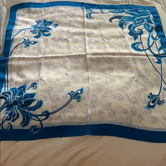 NWT Beautiful Wensli Silk square Scarf - Picture 4 of 5